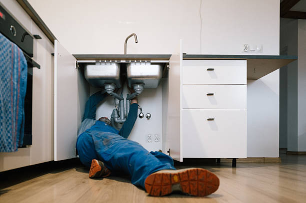 Professional Emergency Plumber technician working in Maunaloa, HI
